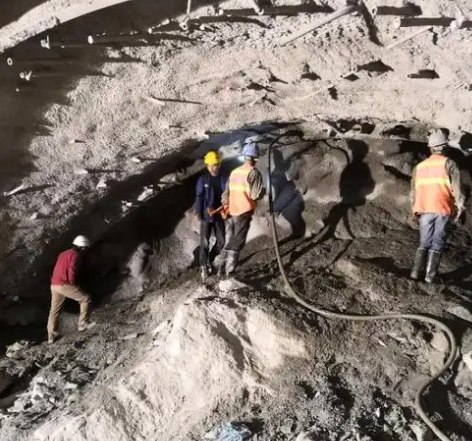 乐都隧道拱顶带模注浆料，微膨胀注浆料的特点及施工工艺